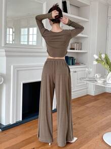 DAZY 2 Stücke/Set Damen einfaches V-Ausschnitt Plissee T-Shirt und weite Hose, Herbstkleidung Trainingsanzug Damen Set Loungewear für Damen - Kaffeebraun - Übersicht 2