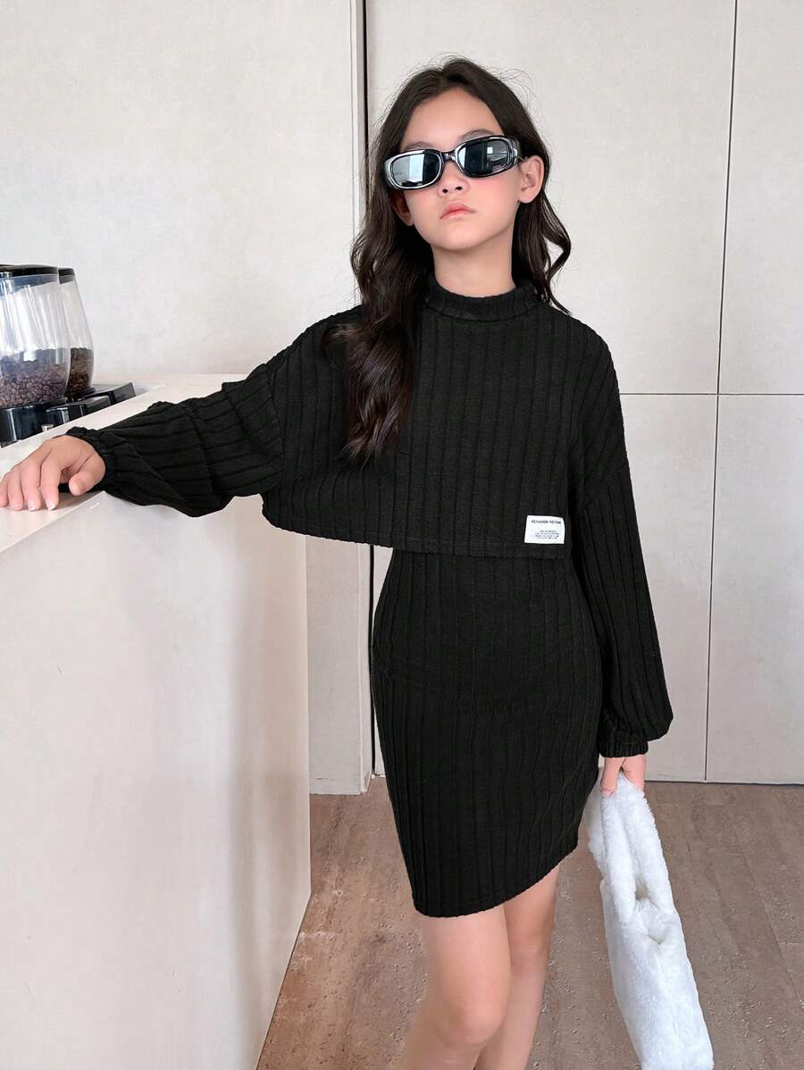 SHEIN Leap Crew Bộ đồ thường ngày thu đông cho bé gái tuổi mới lớn 2 món - Áo crop top hở vai rộng rãi, cổ đứng, dệt kim gân mềm mại & váy hai dây bó sát - màu đen - Xem 1