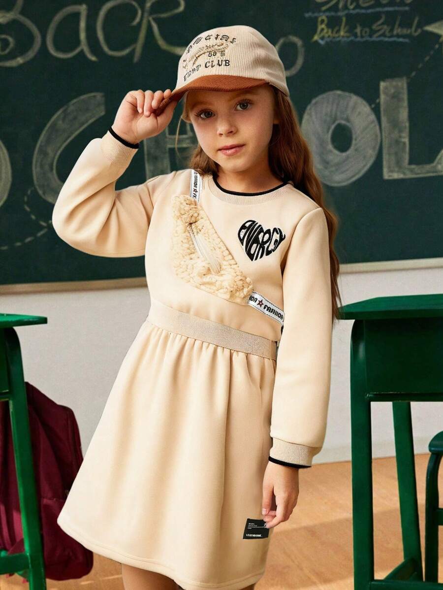 SHEIN 女童长袖拼布毛绒斜跨束腰连衣裙，休闲字母印花时尚小女孩连衣裙 - 卡其色 - 查看 1