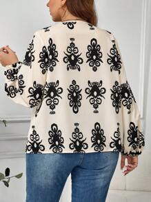 SHEIN LUNE Blusa de manga larga con cuello en V, diseño de puño recogido y estampado floral para mujer de talla grande, ideal para vacaciones - Multicolor - Ver 2