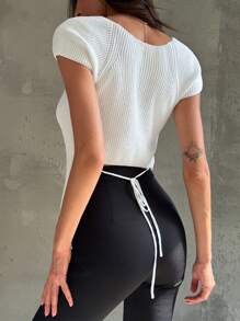 SHEIN Privé Camiseta blanca romántica para cita con cuello cuadrado, ajuste ceñido, espalda descubierta y mangas cortas de nudo