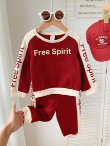 SHEIN Bộ 2 quần dài tay dệt kim mềm mại in chữ màu đỏ tía tương phản cho bé trai/bé gái, cổ tròn, màu sắc Giáng sinh, cơ bản, đa năng, thường ngày, sang trọng, thích hợp mặc ở nhà, ngoài trời, đi học - Màu Đỏ Sâu - Xem 7