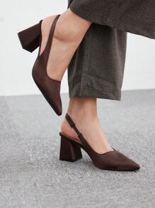 咖啡色尖头粗跟高跟女鞋，适合通勤、约会、聚会秋季新年假期