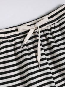 SHEIN BASICS 1pc Women Casual Solid Color Knit Striped Loose Shorts