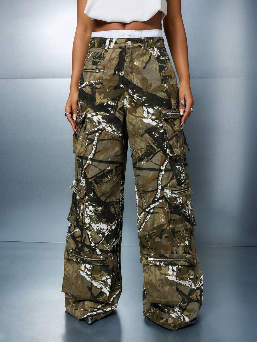 SUMWON WOMEN Jeans de pierna ancha tipo cargo con estampado de salpicaduras de pintura camuflaje en toda la prenda