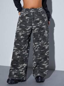 SHEIN ICON Jeans de carga holgados de pierna ancha con estampado de camuflaje de talla grande, pantalones vaqueros para otoño
