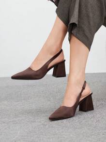 咖啡色尖头粗跟高跟女鞋，适合通勤、约会、聚会秋季新年假期