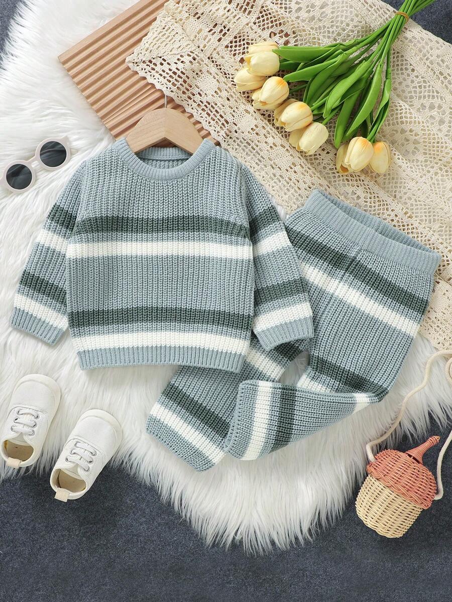 Nuevo conjunto de moda de niña bebé, suéter casual con diseño de cuello redondo y manga larga con rayas minimalistas, cálido y cómodo. Combinado con pantalones de cintura elástica y pierna ancha para un look adorable y alegre. Materiales premium que brindan un cuidado atento para mantener a tu pequeño abrigado y con estilo durante todo el invierno. - Celeste - Ver 1