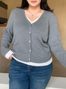 Dazy Plus 加大码纯色拼布二合一 V 领前扣长袖开衫毛衣，秋季服装 - 灰色 - 查看 4