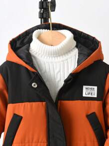 Manteau rembourré épais de mi-longueur pour garçon avec capuche, décoré de patchs colorblocks et de poches multiples. Chaud pour l'hiver