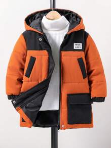 Manteau rembourré épais de mi-longueur pour garçon avec capuche, décoré de patchs colorblocks et de poches multiples. Chaud pour l'hiver