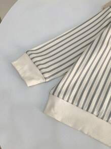 SHEIN Conjunto de 3 piezas de ropa para bebé niña con: Top de manga larga con cuello de tortuga a rayas, chaleco de peluche y pantalones largos acanalados gruesos, para otoño e invierno