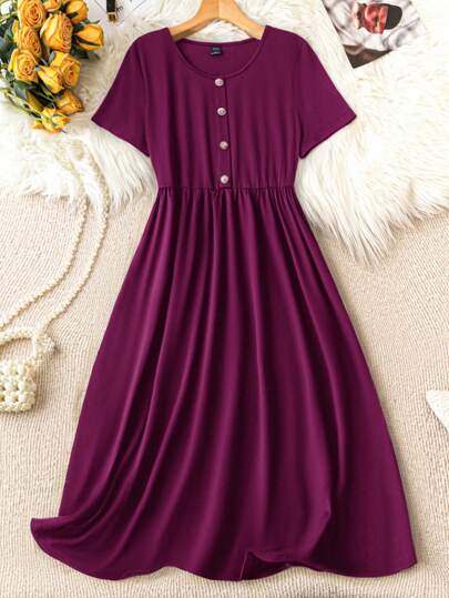 SHEIN LUNE 加大码基本款前纽扣装饰圆领短袖舒适连衣裙，春夏季节日连衣裙新年女士装新年前夜装勃艮第节日派对连衣裙加大码