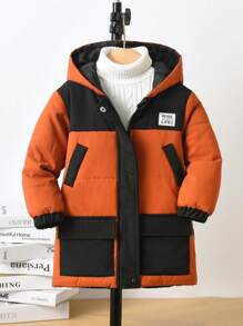 Manteau rembourré épais de mi-longueur pour garçon avec capuche, décoré de patchs colorblocks et de poches multiples. Chaud pour l'hiver