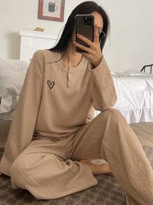 DAZY Damen Pyjama Set mit Buchstaben- und Herz-Stickerei, Strukturierter Drop Shoulder lockerer Schnitt