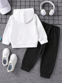 2件套男童图案连帽衫和字母印花运动裤。适合男孩展现个性，享受时尚乐趣。秋冬穿着舒适。有趣的图案和字母印花元素使整体风格更加生动有趣，展现活力与趣味。这套服装的设计不仅时尚，而且适合日常穿着，让小男孩以酷炫的方式展现自信和个性。 - 黑與白 - 查看 2