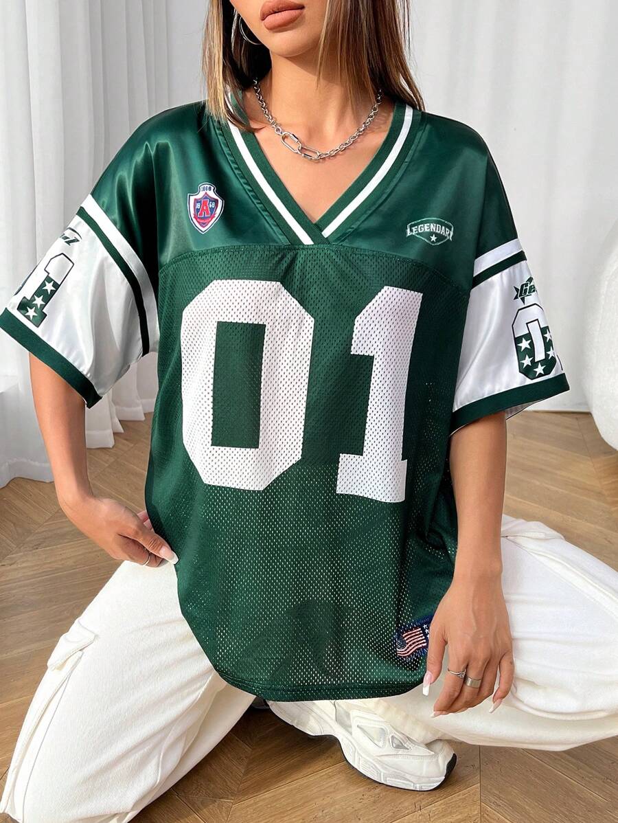 SHEIN PETITE Áo thun bóng đá có đồ họa số thể thao dành cho nữ - màu xanh lá - Xem 1