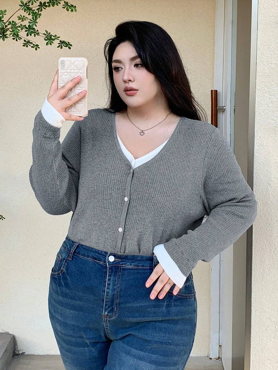 Dazy Plus 加大码纯色拼布二合一 V 领前扣长袖开衫毛衣，秋季服装 - 灰色 - 查看 1