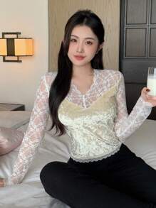 DAZY 半透明蕾丝拼接天鹅绒修身睡衣上衣 - 白色 - 查看 3