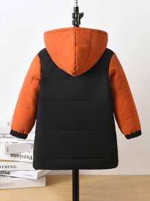 Manteau rembourré épais de mi-longueur pour garçon avec capuche, décoré de patchs colorblocks et de poches multiples. Chaud pour l'hiver