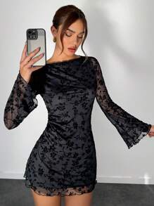 Aloruh 女式黑色花朵植绒圆领长袖修身迷你时尚连衣裙