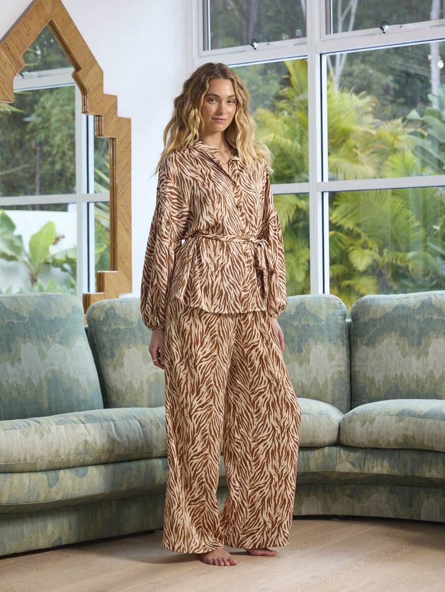 Aralina Blusa de manga globo de satén texturizado con botones y detalle de cinturón con nudo en la cintura - Multicolor - Ver 1