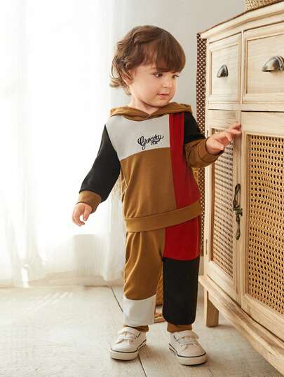 SHEIN 2 件套男婴休闲拼布连帽衫和裤子套装，面料柔软舒适