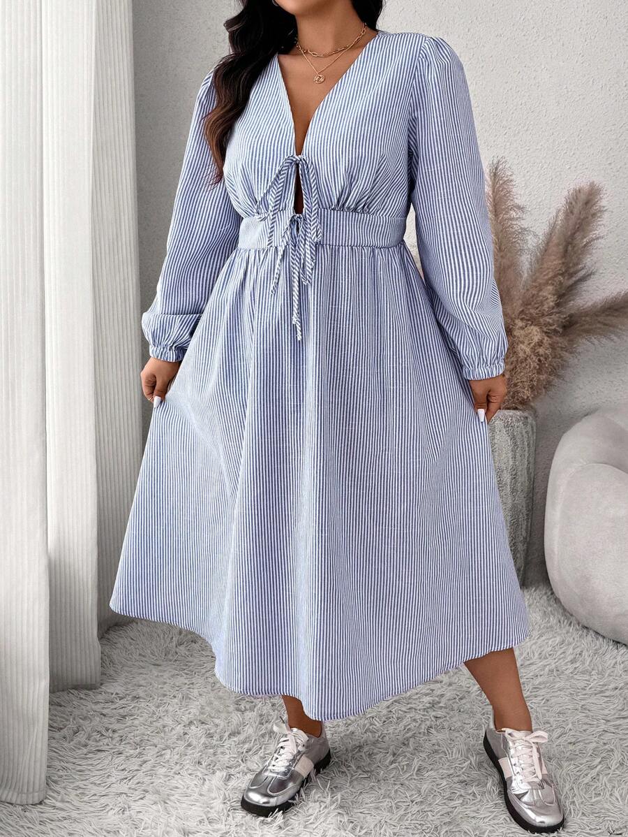 SHEIN Frenchy 大码女式蓝白条纹蝴蝶结腰部设计紧身连衣裙 - 藍白色 - 查看 1