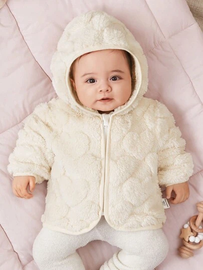 SHEIN LMoss Kids LMoss 新生女婴柔软羊毛连帽夹克，印有可爱的心形图案，适合秋冬季节保暖