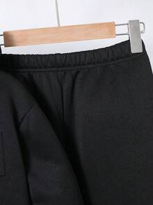 SHEIN 2件組兒童青少年男孩休閒字母壓紋連帽寬鬆套頭衛衣與純色針織長褲套裝，適合通勤、上學、日常休閒、度假、旅行、運動，四季皆宜 - 黑色 - 查看 4