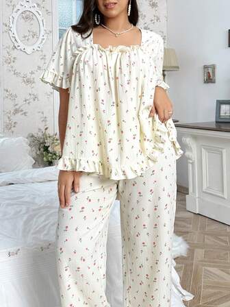 CottageSlumber Große Größen Damen Pyjama Nachtwäsche Set mit großem Rosen Muster am quadratischen Ausschnitt und üppiger floraler Pracht, gemütlich und elegant