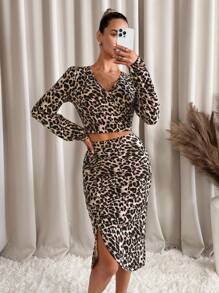 SHEIN Clasi Áo thun tay loe cổ chữ V họa tiết da báo cho nữ và chân váy dệt kim nhún họa tiết da báo bộ 2 món thanh lịch - Nhiều màu - Xem 4