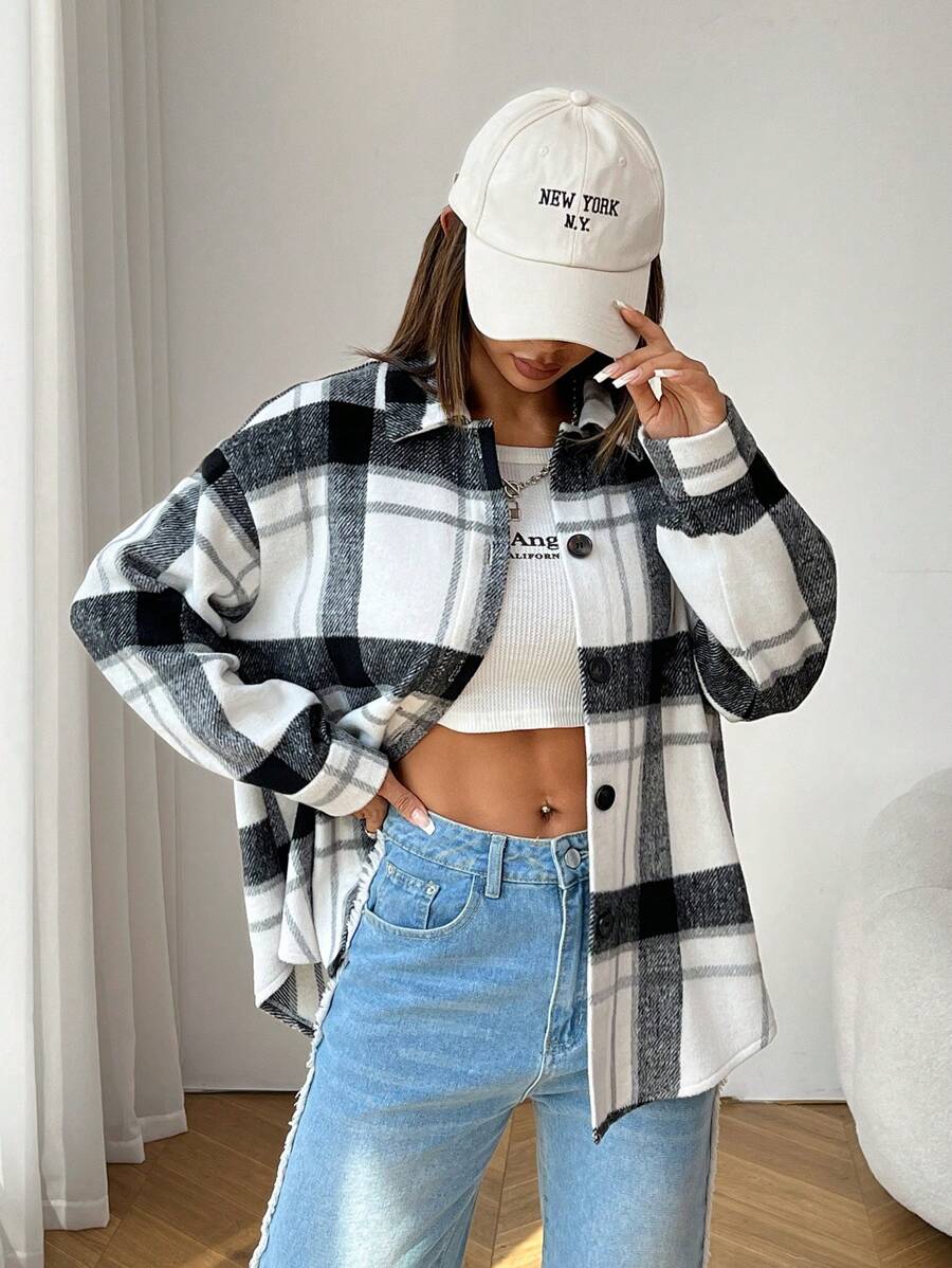 SHEIN PETITE Blusa de manga larga con botones delanteros a cuadros para mujer, uso casual diario - Blanco y Negro - Ver 1