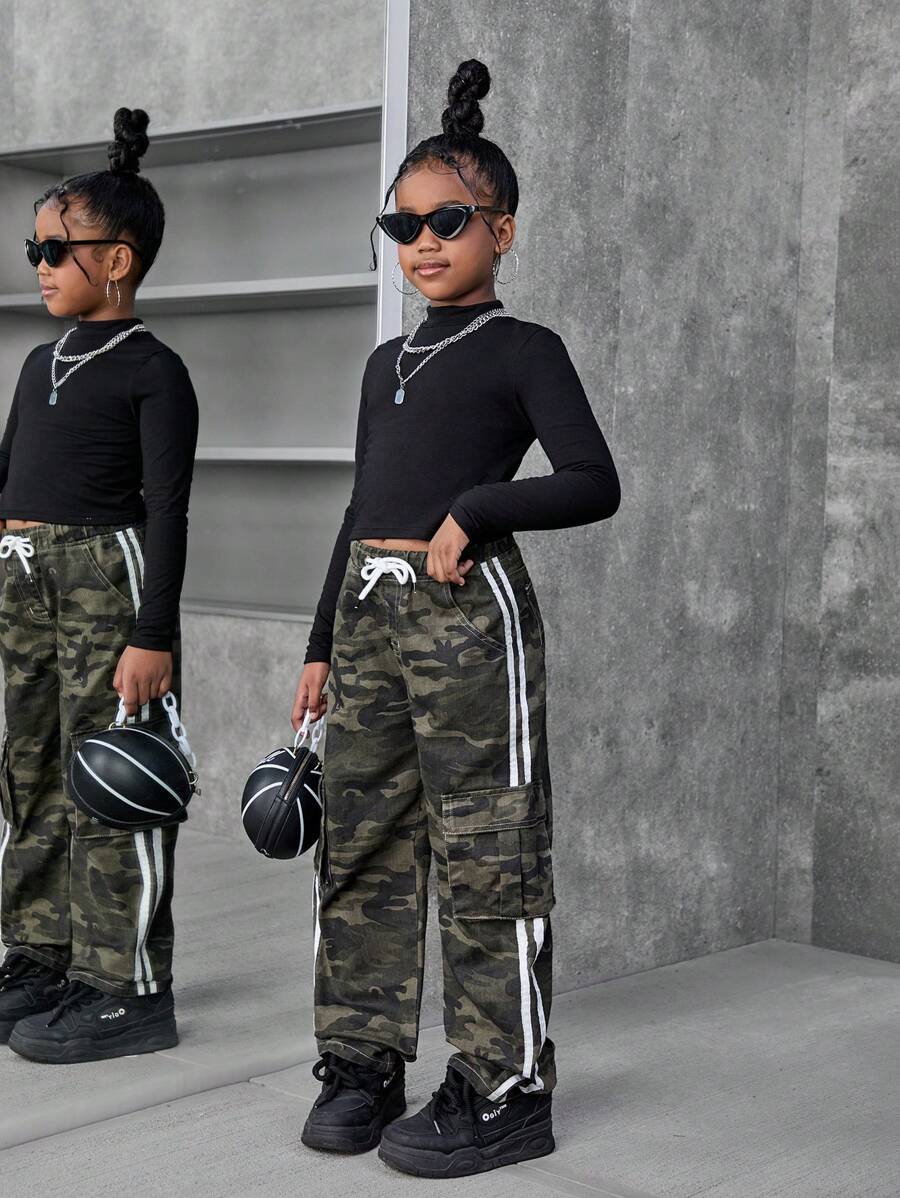 SHEIN 2 件套 Tween Girl 迷彩工装裤和简约长袖 T 恤套装 - 黑色 - 查看 1
