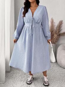 SHEIN Frenchy 大码女式蓝白条纹蝴蝶结腰部设计紧身连衣裙 - 藍白色 - 查看 5