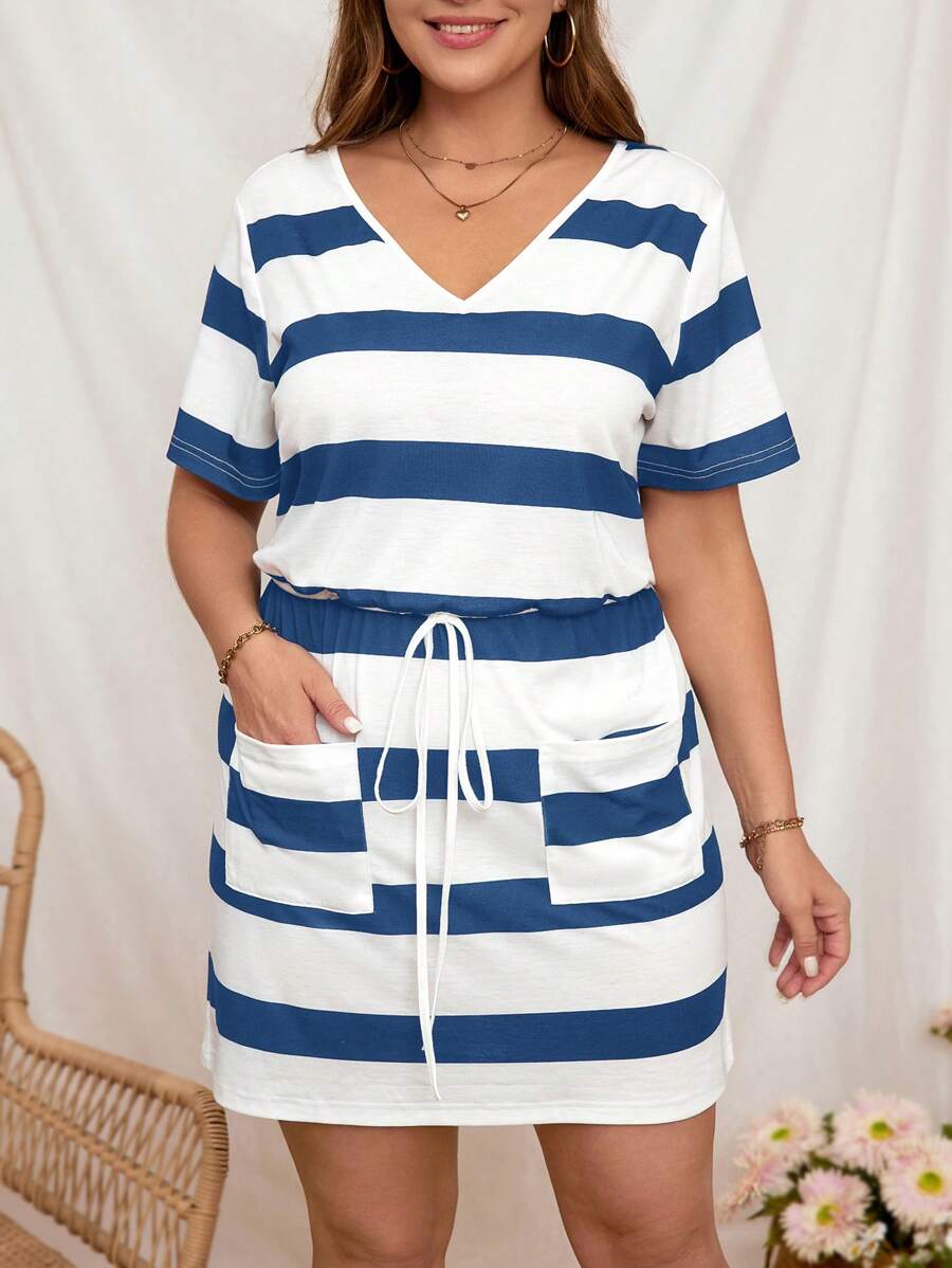 EMERY ROSE Gestreiftes Strickkleid mit V-Ausschnitt und kurzen Ärmeln in Große Größen, geeignet für lässige Outdoor-Aktivitäten im Sommer - marineblau - Übersicht 1