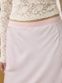 Aralina Falda larga con cinturilla de satén texturizado y detalle de encaje, de diseño deslizante - Rosa vieja - Ver 3