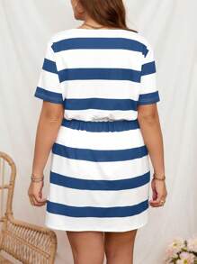 EMERY ROSE Gestreiftes Strickkleid mit V-Ausschnitt und kurzen Ärmeln in Große Größen, geeignet für lässige Outdoor-Aktivitäten im Sommer - marineblau - Übersicht 2