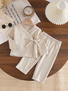 男婴休闲系带前开衫和纯色长裤两件套服装，适合居家休闲和轻便户外运动，春秋季