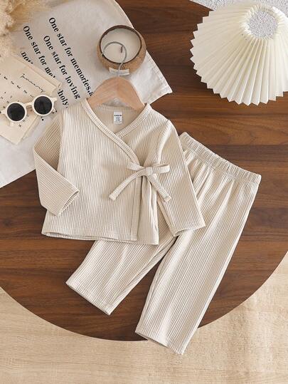 男婴休闲系带前开衫和纯色长裤两件套服装，适合居家休闲和轻便户外运动，春秋季