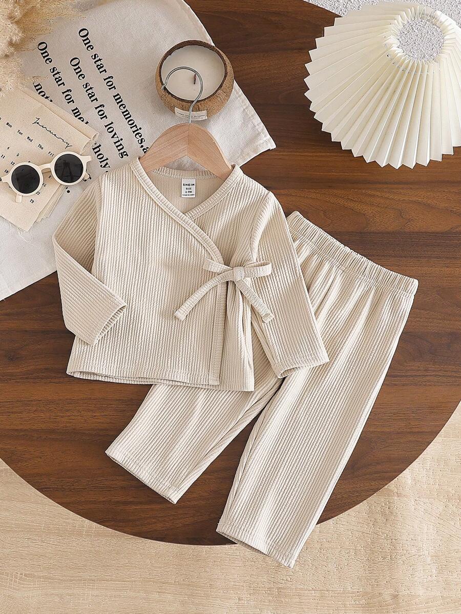 男婴休闲系带前开衫和纯色长裤两件套服装，适合居家休闲和轻便户外运动，春秋季