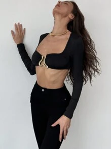 Aloruh Áo thun đen tay dài siêu ngắn trang trí ôm sát hiện đại cho nữ - màu đen - Xem 6