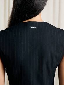 AiiRZ 细条纹圆领纽扣前袖荷叶边背心搭配低腰 A 字迷你裙两件套西装套装 - 黑色 - 查看 3