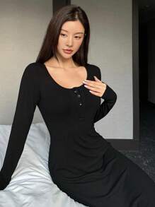 DAZY Vestido de punto ajustado con diseño minimalista de botones falsos como vestido de estar en casa