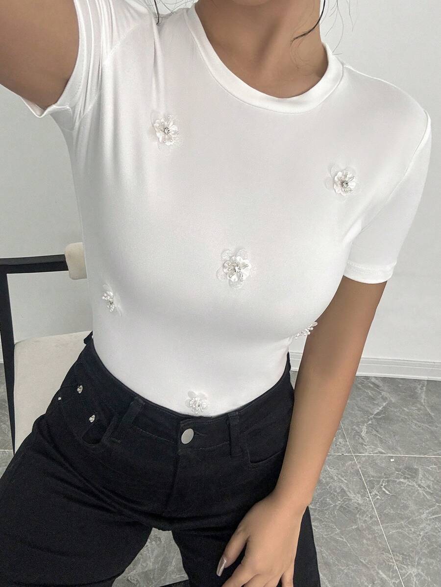 SHEIN Privé Women's Casual Elegant Romantic Flower Decor Loose Round Neck White T-Shirt, Suitable For Resort/Music Festival, Summer - White - View 1