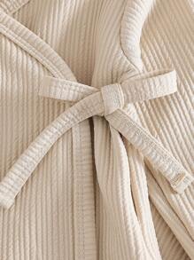 男婴休闲系带前开衫和纯色长裤两件套服装，适合居家休闲和轻便户外运动，春秋季