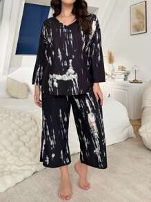 Conjunto de pijama de talla grande para mujer con top con cuello en V y estampado de teñido anudado, y pantalones anchos de pierna ancha