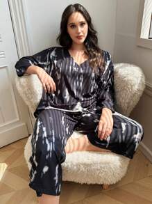 Conjunto de pijama de talla grande para mujer con top con cuello en V y estampado de teñido anudado, y pantalones anchos de pierna ancha