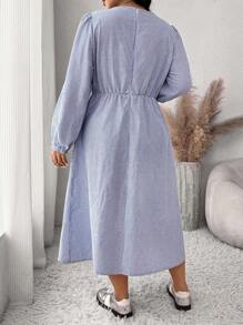 SHEIN Frenchy 大码女式蓝白条纹蝴蝶结腰部设计紧身连衣裙 - 藍白色 - 查看 2