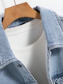 Manfinity Homme كنزة الجينز الكاجوال ذات التصميم البسيط المبطن للحرارة المناسب للرجال متعددي الأحجام طبعات الحروف عنبوة وحيدة الصدر، مناسب للشتاء والإجازات - أزرق فاتح - مشاهدة 6
